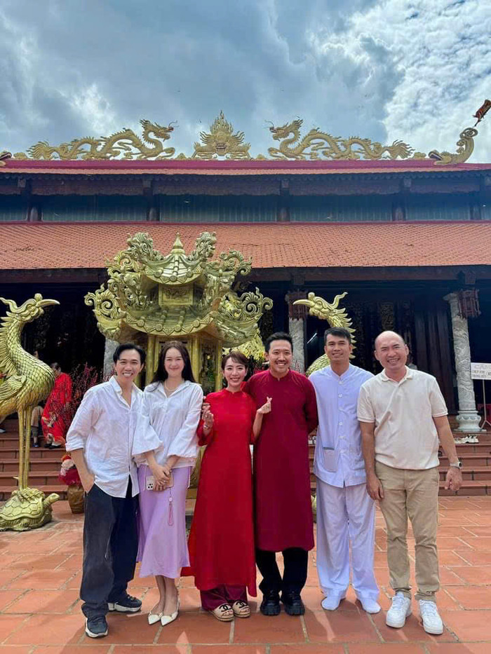 Trấn Thành cùng đồng nghiệp cúng giỗ Tổ nghề sân khấu.