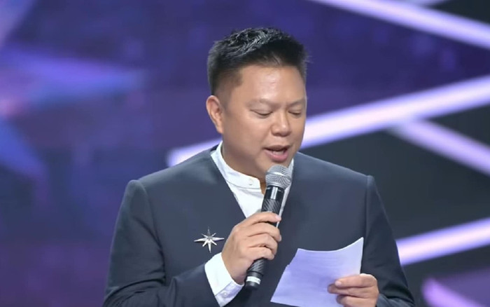 Bất ngờ khi chủ tịch Miss Universe Vietnam cầm giấy để đọc phát biểu tiếng Anh Ảnh 2