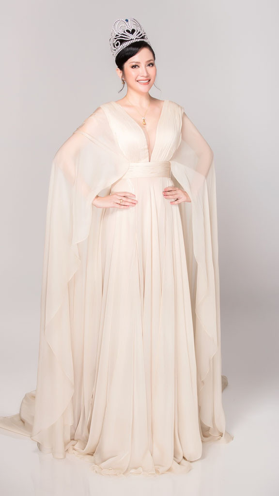 Đàn chị Nguyễn Thiên Nga cũng từng hai lần đăng quang hoa hậu. 