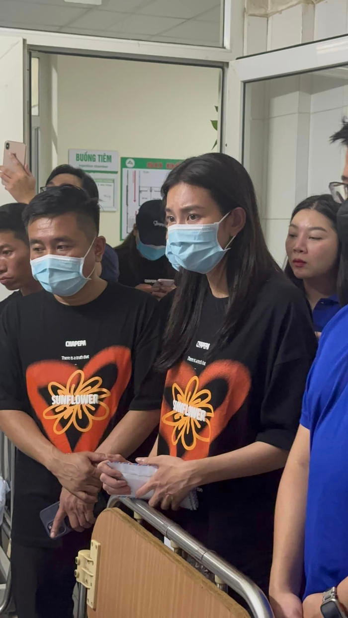 Có mặt hai khu vực trên, Hoa hậu Thùy Tiên không khỏi xót lòng khi chứng kiến tận mắt cảnh tượng mà cơn bão số 3 đã gây ra cho đồng bào.  