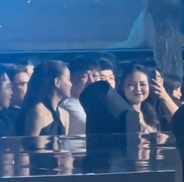 Thái độ của Hồ Ngọc Hà trong lúc Lệ Quyên chia sẻ.