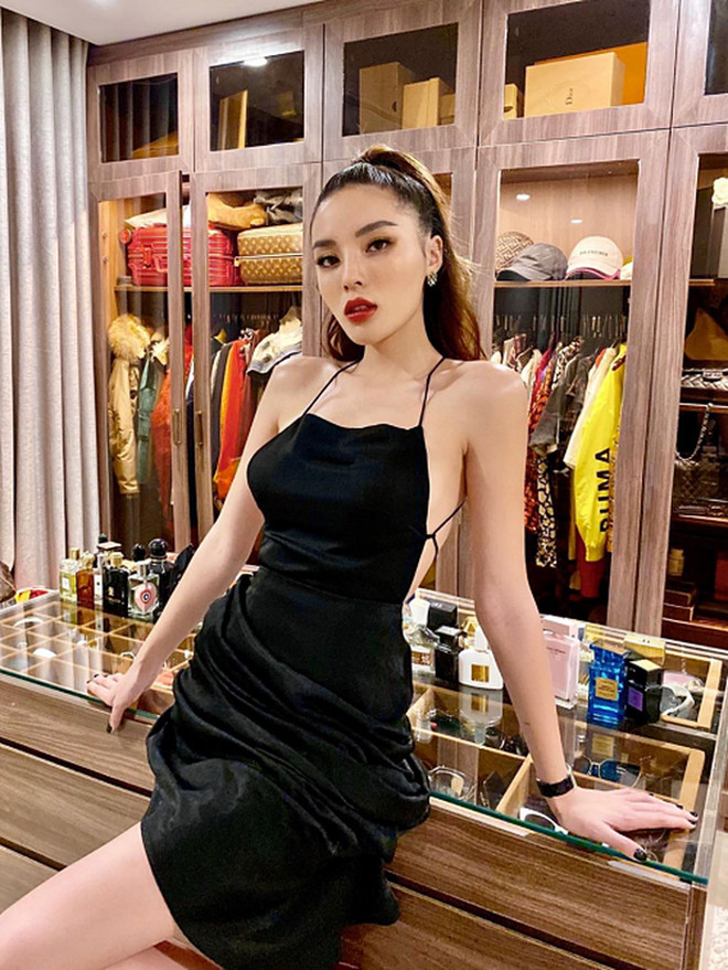 Tủ đồ đầy ắp hàng hiệu từ nhiều hãng thời trang cao cấp của hoa hậu Kỳ Duyên.
