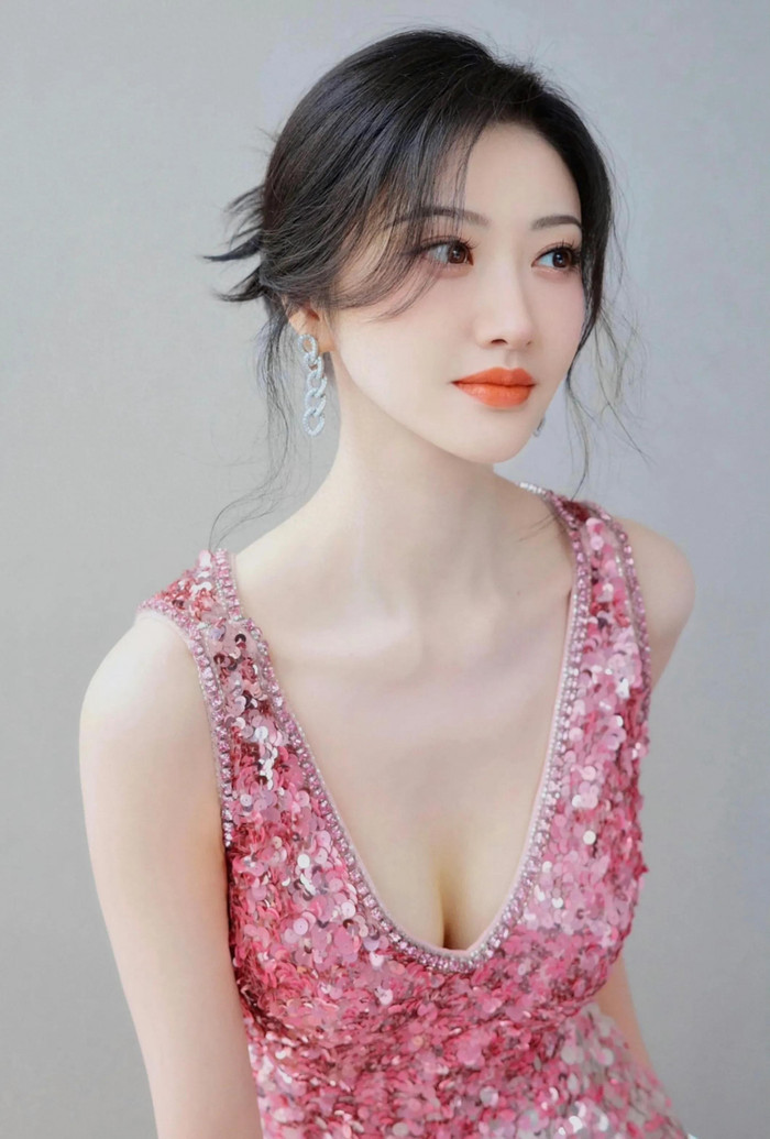 Cảnh Điềm vốn rất xinh đẹp và quyến rũ.