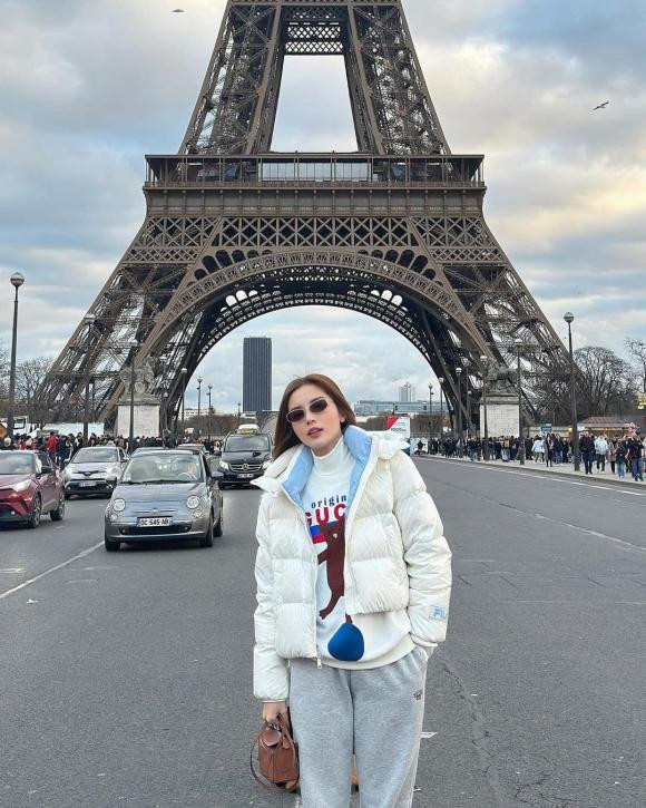 Nàng hậu thường xuyên đi du lịch, công tác ở nước ngoài. 