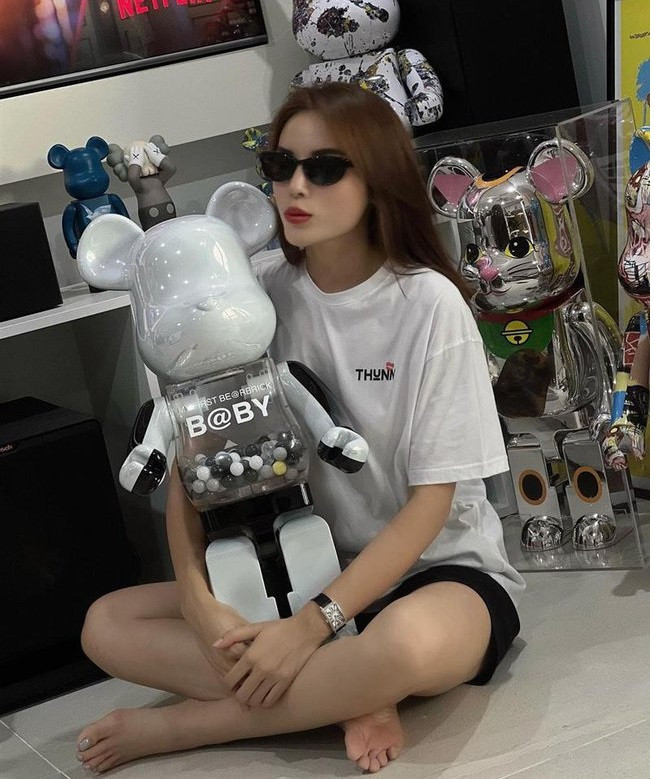 Nàng hậu sinh năm 1996 còn có 'thú vui nhà giàu' khi sưu tập mô hình bearbrick đắt đỏ. 
