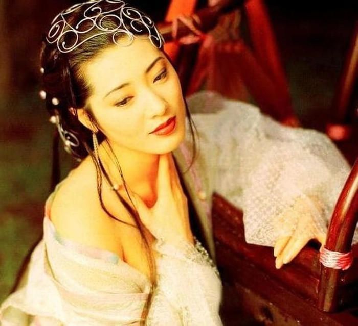 Cô cũng được mệnh danh là 'Phan Kim Liên quyến rũ nhất'.