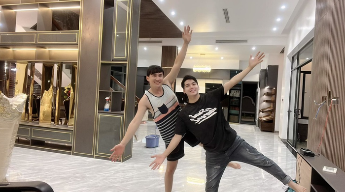 Bên trong căn biệt thự gồm nhiều nội thất cao cấp và thiết bị hiện đại.