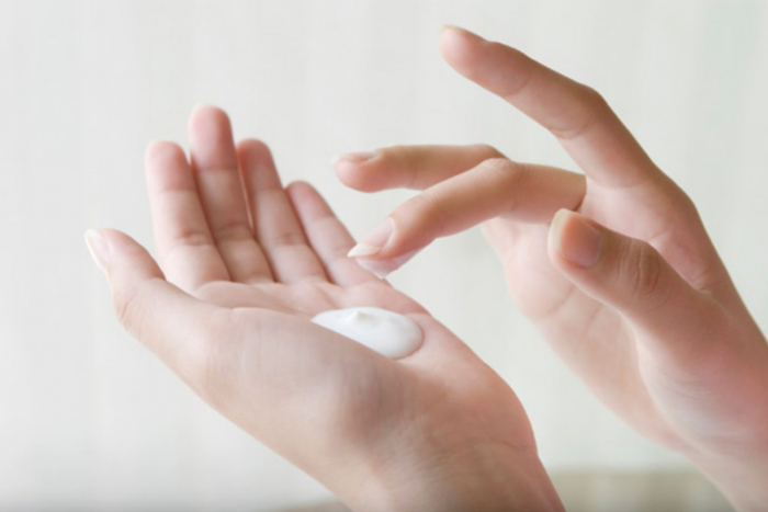 Nên sử dụng thêm kem dưỡng sau khi sử dụng nước khoáng có ga để bổ sung thêm độ ẩm cho da.