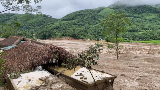 Lũ quét kinh hoàng ở Làng Nủ.