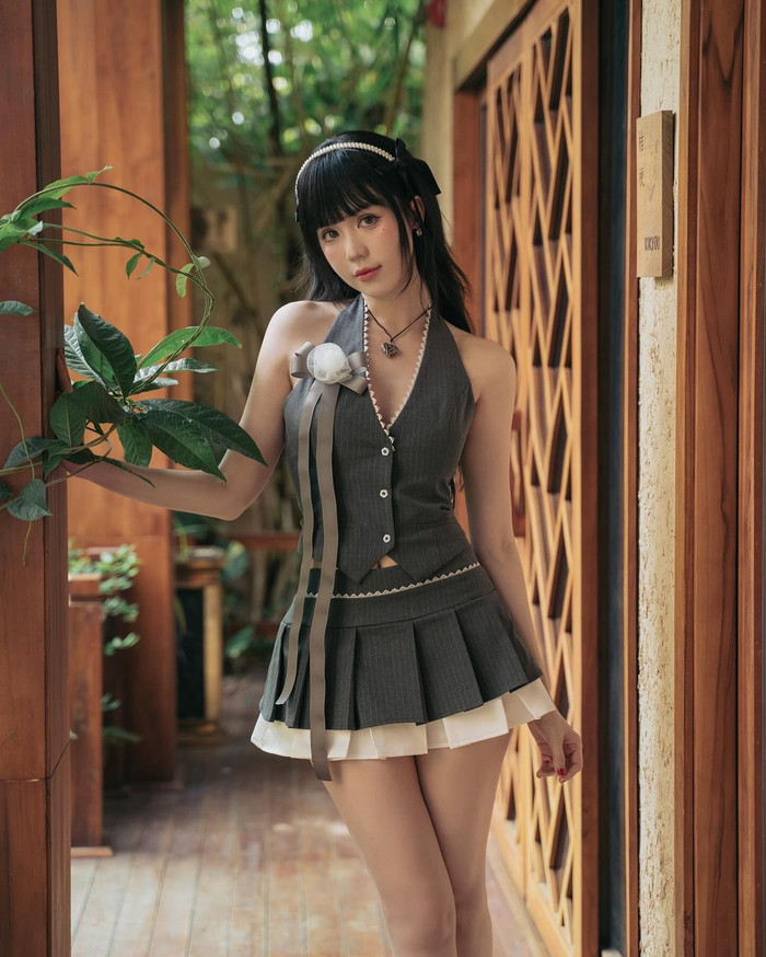 Chân váy ngắn cũng là item được Ngọc Trinh 'kết thân' trong thời gian gần đây.