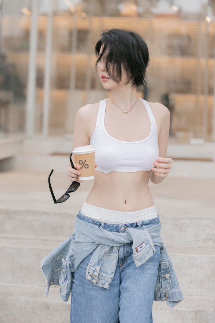Mẫu áo croptop giúp Ngọc Trinh khoe khéo vòng eo 56 cm.