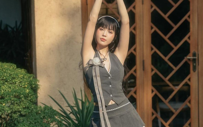 Hạn chế 'hở bạo', Ngọc Trinh vẫn khoe khéo dáng nuột với 3 món đồ bất ly thân Ảnh 2