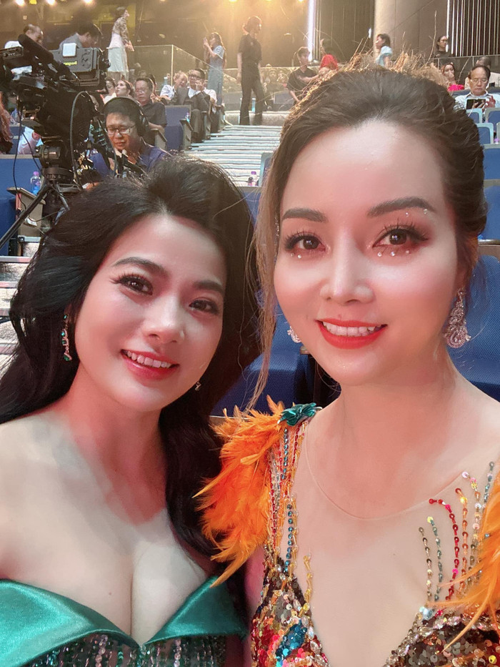 Chị gái sinh đôi của Lệ Quyên - Đàm Hằng (áo xanh) khoe 'gò bồng đảo' căng tràn tại sự kiện mới đây - Ảnh: Trang cá nhân Mai Thu Huyền.