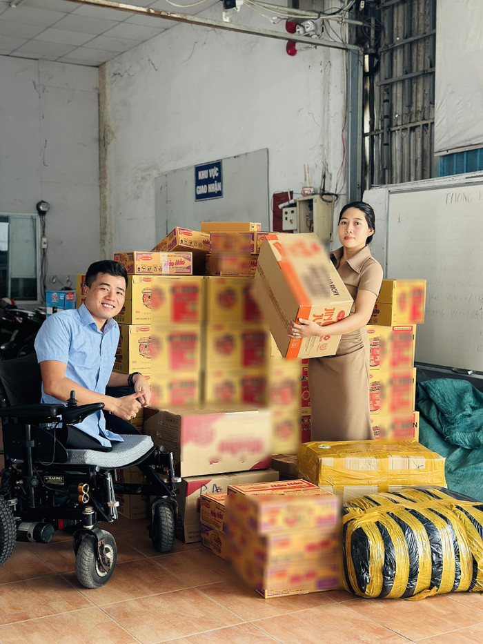 Vợ chồng Đình Khánh kêu gọi hơn 10 tấn nhu yếu phẩm cứu trợ bão lũ.