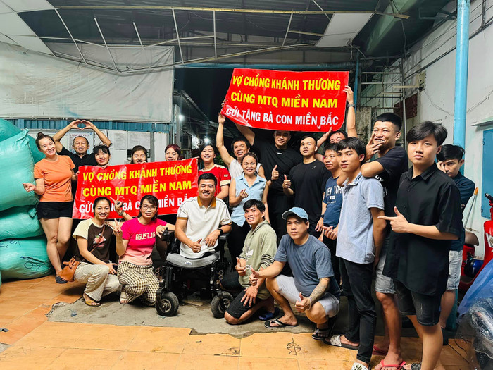 Đình Khánh cùng nhiều người phân loại, bốc vác nhu yếu phẩm ra xe tải để chuyển đi cứu trợ bão lũ.