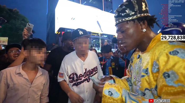 IshowSpeed bị 2 người đàn ông chặt chém.