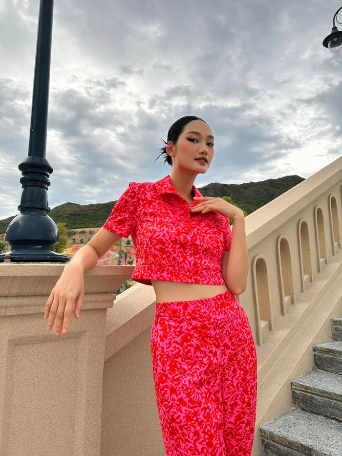 Trên sàn diễn runway, Quỳnh Anh mang đến hình ảnh lạnh lùng, ma mị cùng những bước catwalk thần sầu. Cô luôn được các NTK đình đám tin tưởng giao phó những vai trò quan trọng trong bộ sưu tập. 