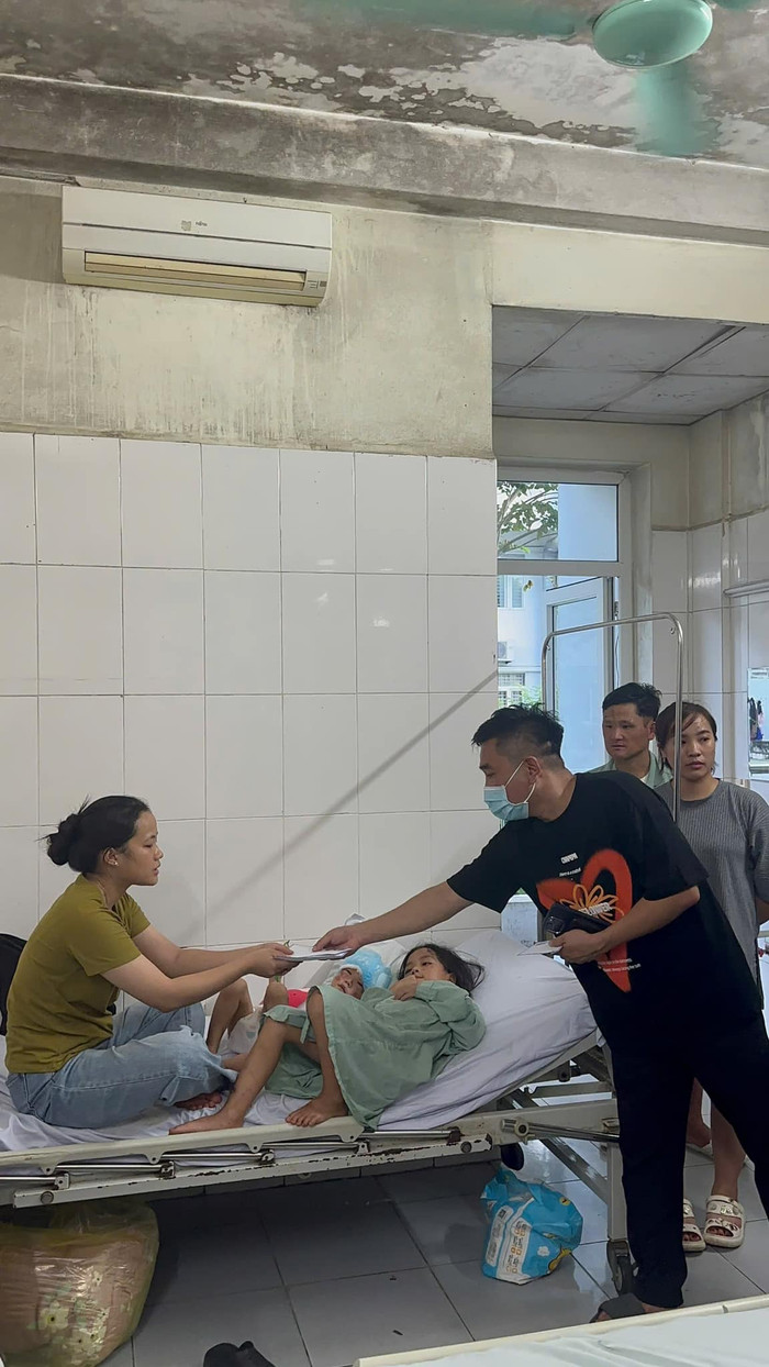 Trước đó, team của Quang Linh Vlogs đã chuyển 300 triệu đến MTTQ để cứu trợ bão lũ. 