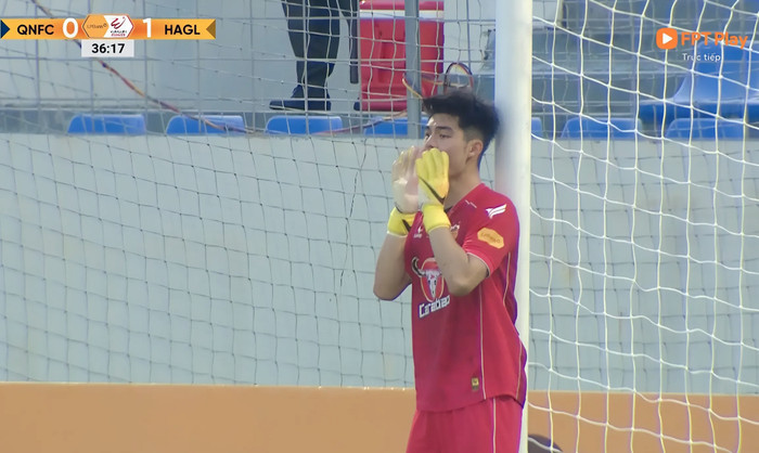 Trần Trung Kiên - thủ thành cao 1m91 đã xuất sắc thế chỗ thủ môn Bùi Tiến Dũng và giúp HAGL thắng đậm chủ nhà Quảng Nam FC 4-0.