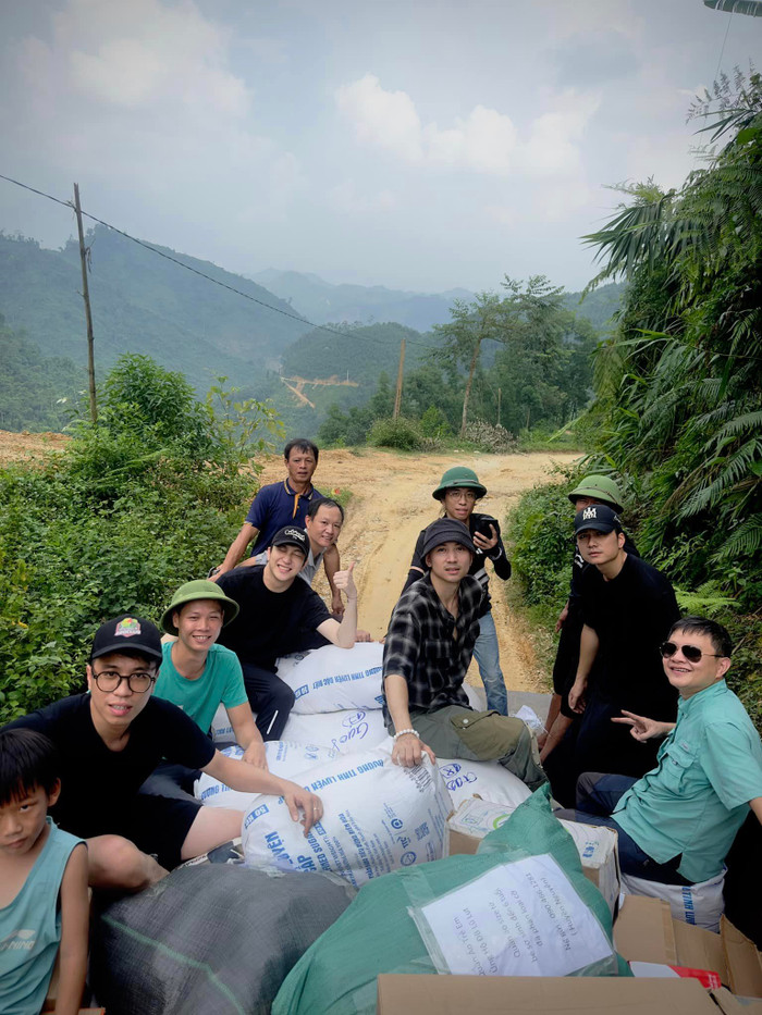 Bên cạnh Quỳnh Kool, B Trần cùng nhiều nghệ sĩ VFC cũng tích cực hỗ trợ người dân vùng lũ.