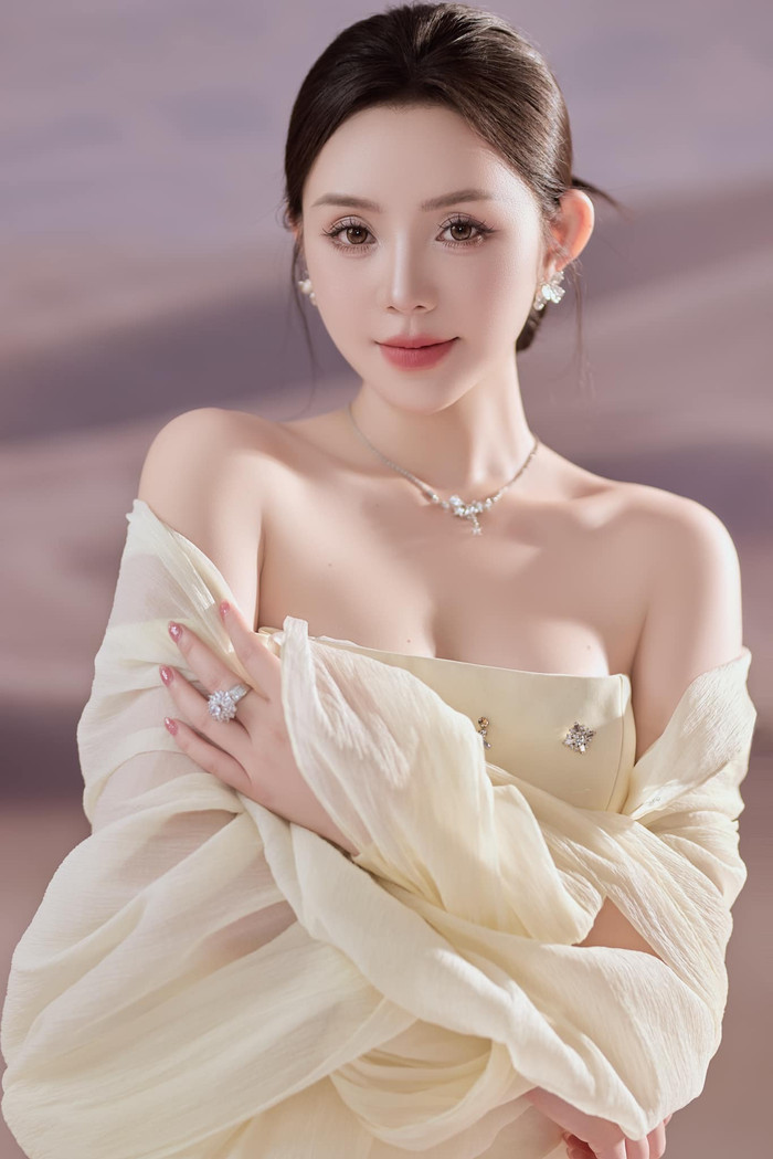 Quỳnh Kool đi phát tiền cho người dân, thái độ và trang phục của người đẹp được bàn tán sôi nổi Ảnh 4
