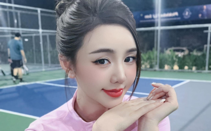 Quỳnh Kool đi phát tiền cho người dân, thái độ và trang phục của người đẹp được bàn tán sôi nổi Ảnh 2