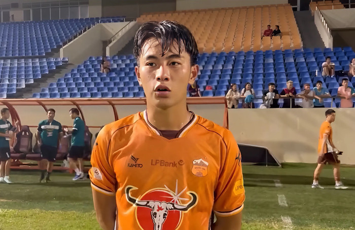Tiền đạo 16 tuổi Trần Gia Bảo đã khóc sau khi ghi bàn giúp HAGL thắng Quảng Nam 4-0.