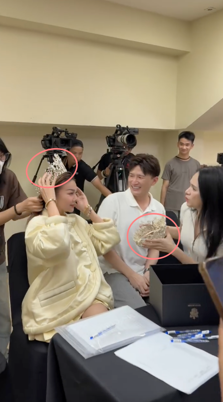 Có đến tận 2 chiếc vương miện Miss Universe Vietnam 2024, thế nên có thể Thanh Hằng và Hương Giang đã đội vương miện phiên bản.