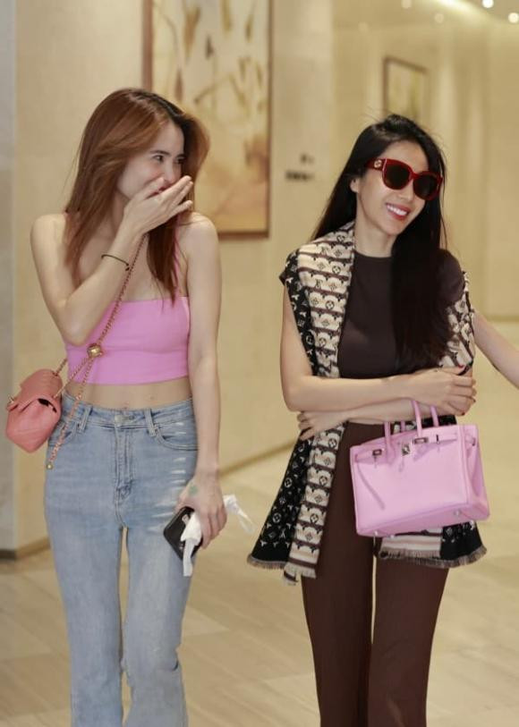 Thuỷ Tiên từng được em chồng 'tháp tùng' khi đi biểu diễn trong một sự kiện diễn ra vào năm 2022. Ảnh: Sưu tầm