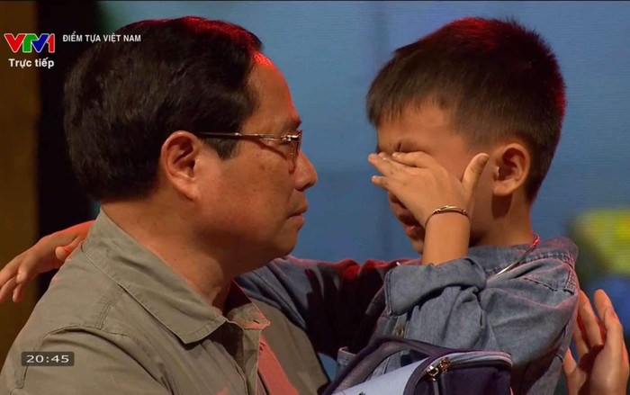 Nghẹn lòng về cậu bé mất cả gia đình sau bão lũ: Lớn lên con muốn làm cảnh sát! Ảnh 2