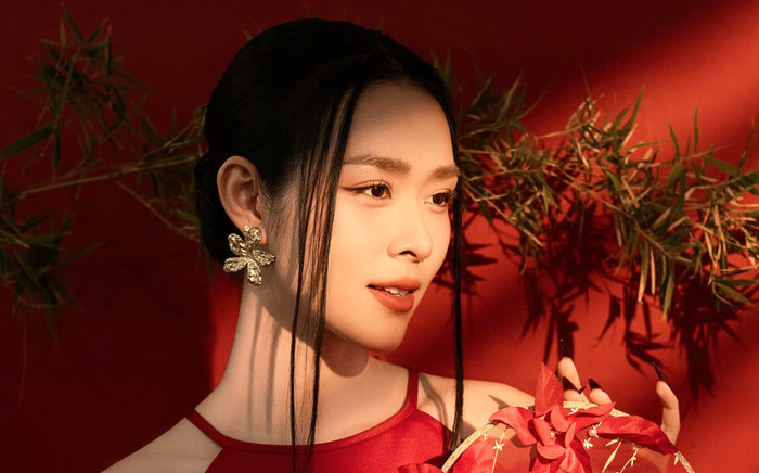 'Vợ' kém 9 tuổi của Thanh Thức khoe sắc vóc gợi cảm với áo yếm mỏng manh Ảnh 2