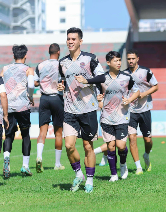 Khoảnh khắc Tiến Linh tập luyện trên sân cỏ cùng đồng đội. Ảnh: FBNV