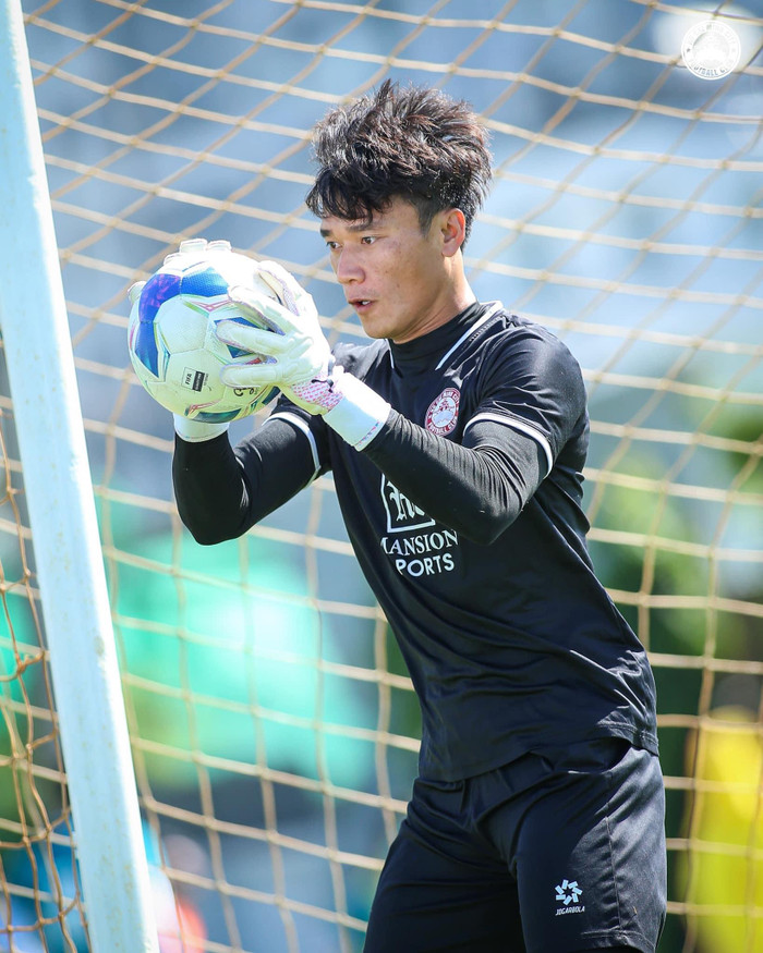 Thủ môn Bùi Tiến Dũng đã không thi đấu trong loạt trận mở màn V.League 2024/2025. Ảnh: CLB TPHCM