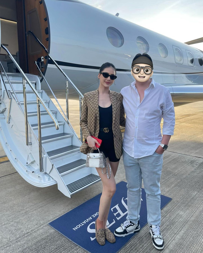 Miss Universe Vietnam 2023 được cho là hẹn hò riêng tư với nam thần giấu mặt khi mô tả chuyến đi với nội dung “Time to relax with” kèm biểu tượng khuôn mặt được đính ba trái tim. Bên dưới bài viết, người hâm mộ gửi lời chúc mừng cũng như mong chờ ngày thần tượng công khai người thương.  