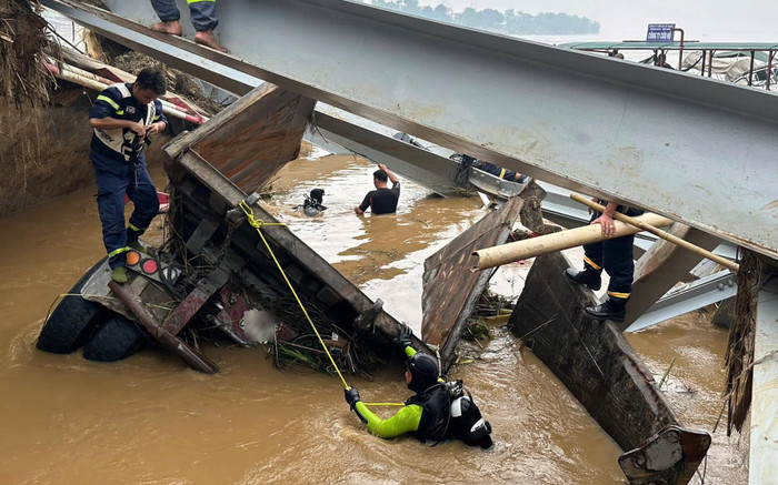 Sập cầu Phong Châu: Tìm thấy xe đầu kéo nhưng không thấy nạn nhân trong cabin Ảnh 2