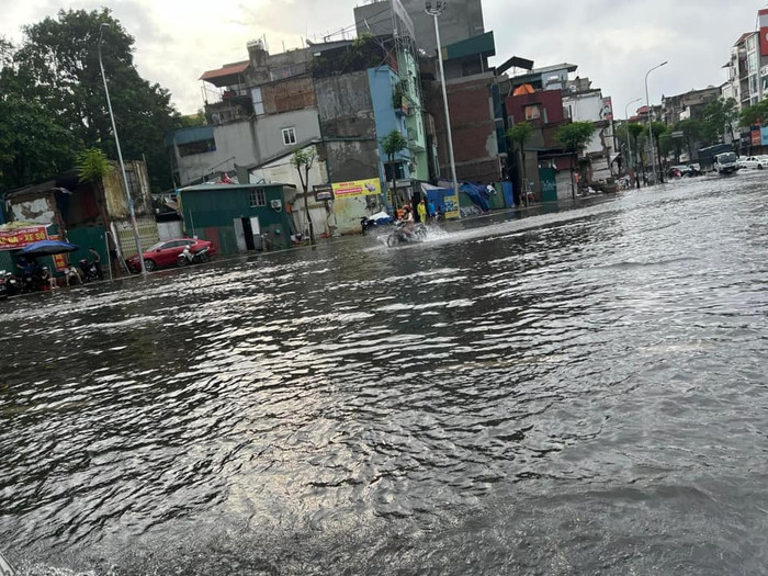 Con đường ngập nặng ở Thái Hà (Đống Đa, Hà Nội) sau trận mưa lớn tối qua (15/9) và sáng nay (16/9). Ảnh: Hoà Thanh Bùi