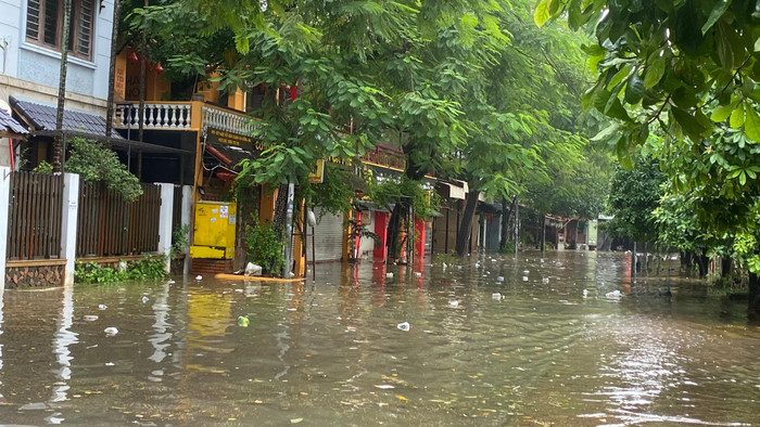 Một con đường ngập nặng ở quận Hà Đông. Ảnh: Nguyễn Phương Loan