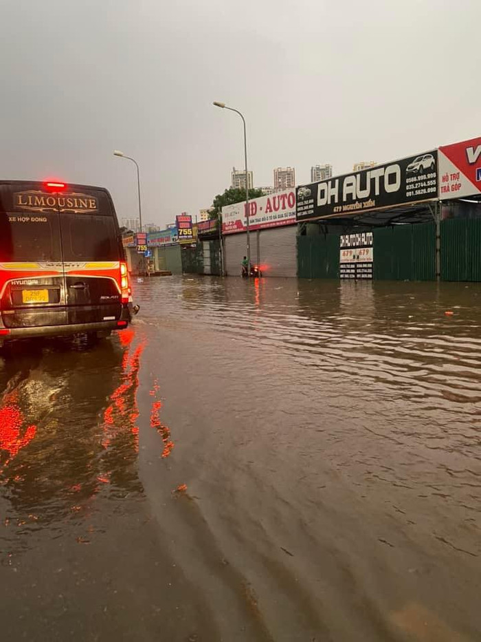 Sau trận mưa, nhiều nơi ở Hà Nội 'chìm trong biển nước'.  Ảnh: Tin tức Việt Nam