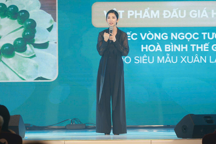 Nữ siêu mẫu ủng hộ tinh thần quyên góp thiện nguyện từ tâm, chân thành không lợi dụng, không làm màu.