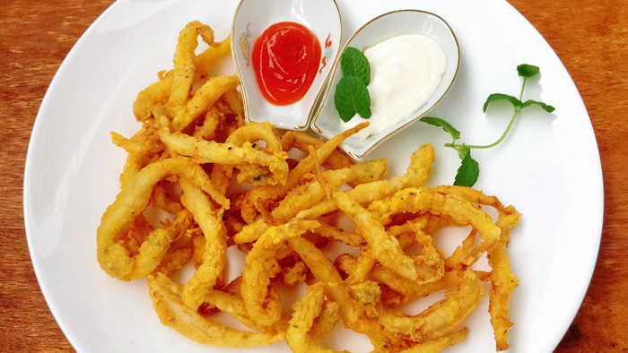 Đặc sản cá ngần chiên giòn.