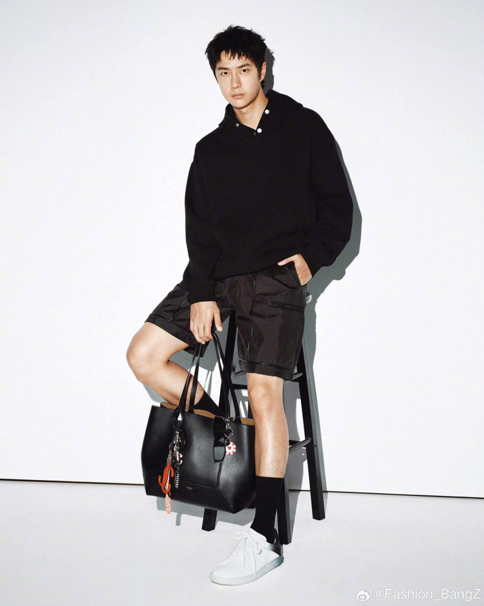 Vương Nhất Bác là gương mặt ưa thích của nhiều nhãn hiệu thời trang. 