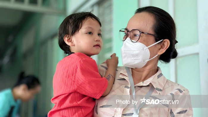 Bà Nguyễn Thị Hồng Châu, Phó Giám đốc Trung tâm Nuôi dưỡng Bảo trợ trẻ em Tam Bình cùng một em nhỏ.