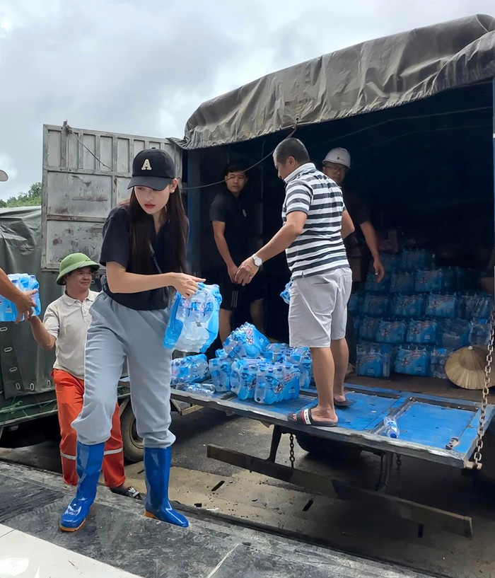 Nữ diễn viên chung tay hỗ trợ người dân chịu ảnh hưởng từ cơn bão số 3. 