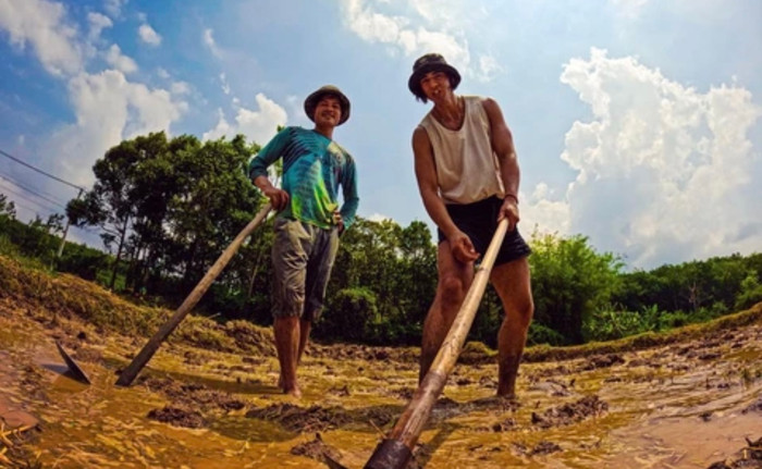 Danh tính anh Tây dép tổ ong cứu trợ vùng lũ 'gây bão' mạng xã hộI Ảnh 4