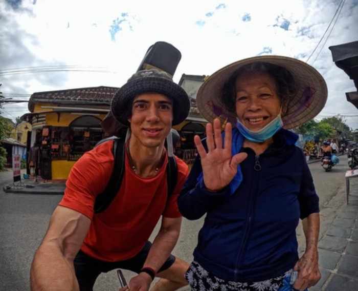 Những video của anh chủ yếu chia sẻ về trải nghiệm cuộc sống trên khắp Việt Nam.