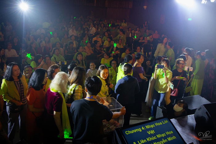 FC Hồ Văn Cường nổi bật trong đêm nhạc nhờ màu áo xanh.