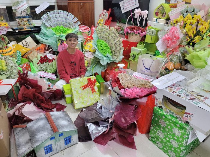 Hồ Văn Cường được fan tặng quà độc lạ không thể ngờ trên sân khấu Ảnh 2