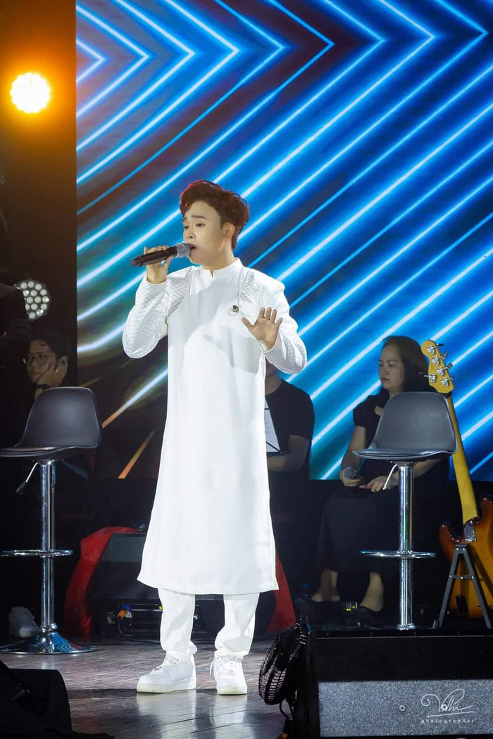 Hồ Văn Cường được fan tặng quà độc lạ không thể ngờ trên sân khấu Ảnh 4