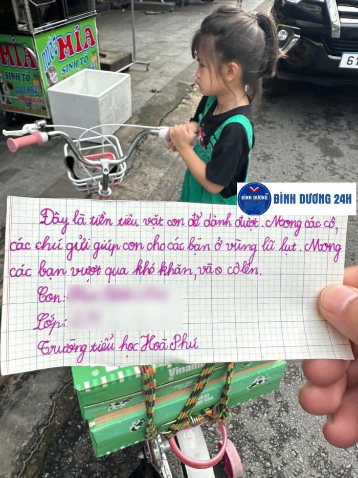 Kèm theo quà, bé gái còn để lại lời nhắn dễ thương đến các bạn vùng lũ lụt. Ảnh: Bình Dương 24h