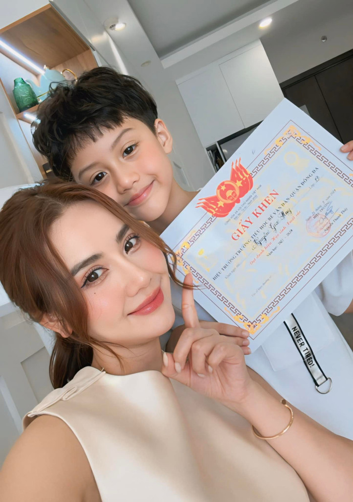 Huyền Lizzie đang độc thân, dành thời gian để chăm sóc con trai riêng.